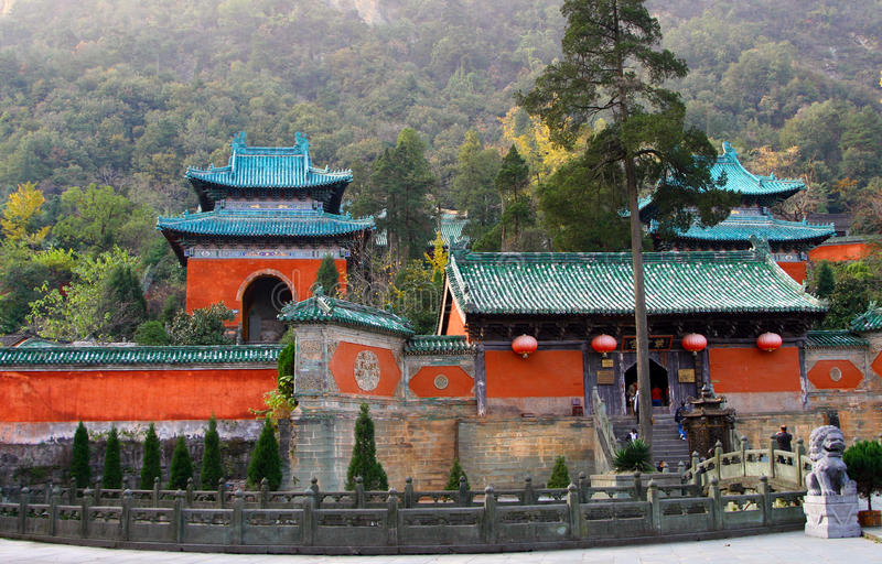 templo-púrpura-en-las-montañas-de-wudang-provincia-de-hubei
