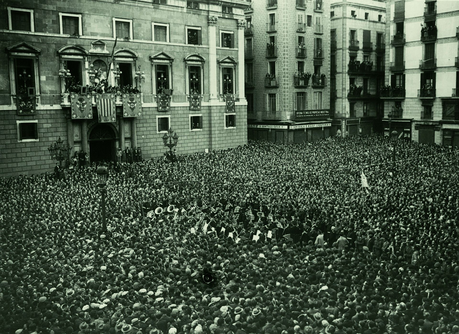 Fitxer_Proclamació_de_la_República_Plaça_Sant_Jaume._Fotògraf_Josep_Maria_Sagarra,_1931