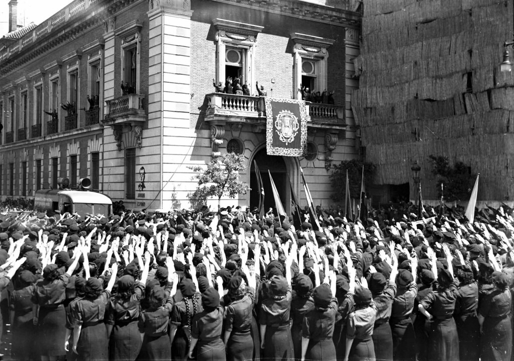 Seccion femenina saluda a Franco en Sevilla